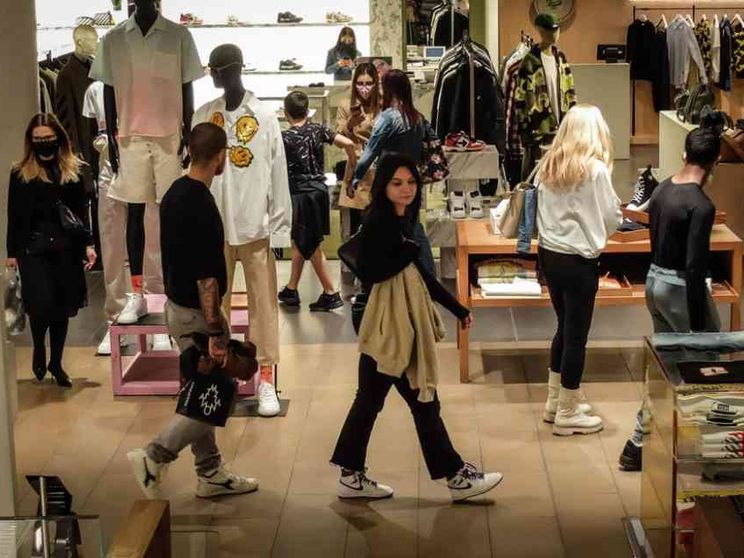 Negozi chiusi la domenica per risparmiare energia? Il no del commercio