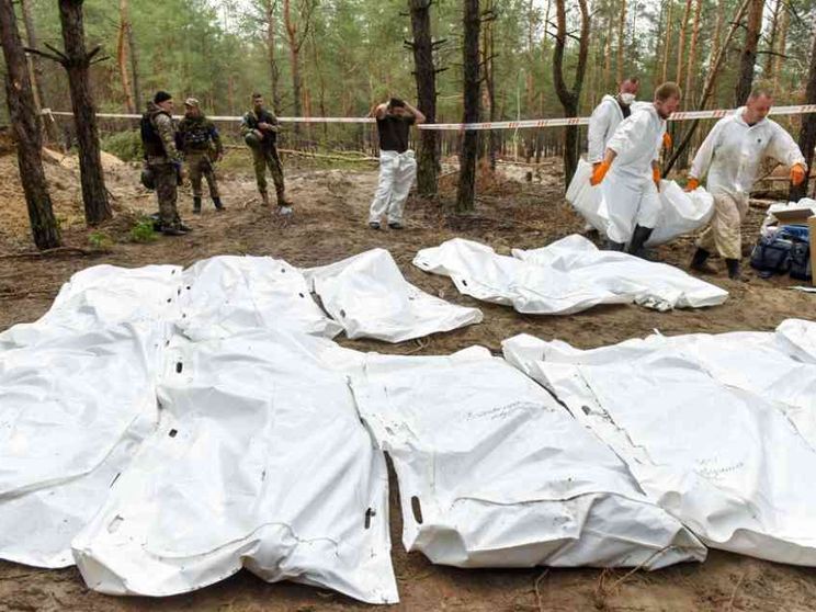 L'orrore delle fosse comuni a Izyum: almeno 440 corpi. «Segni di torture»