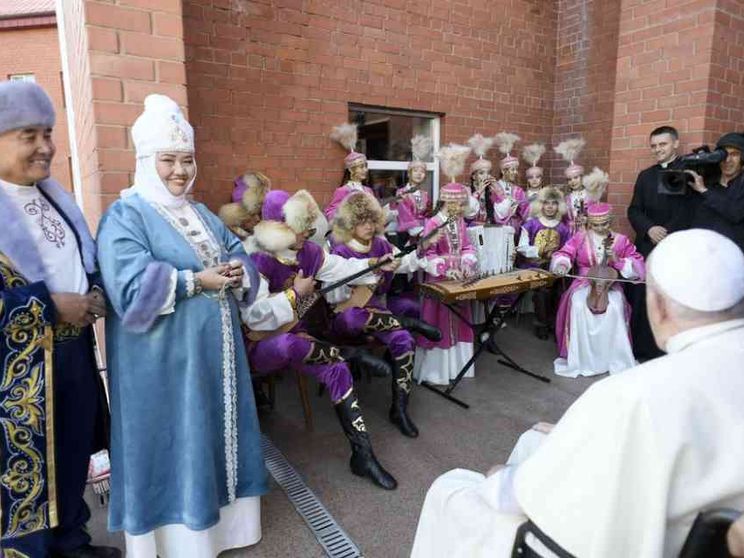 Una speciale famiglia musicale: mamma, papà, 3 figli naturali e 18 adottivi