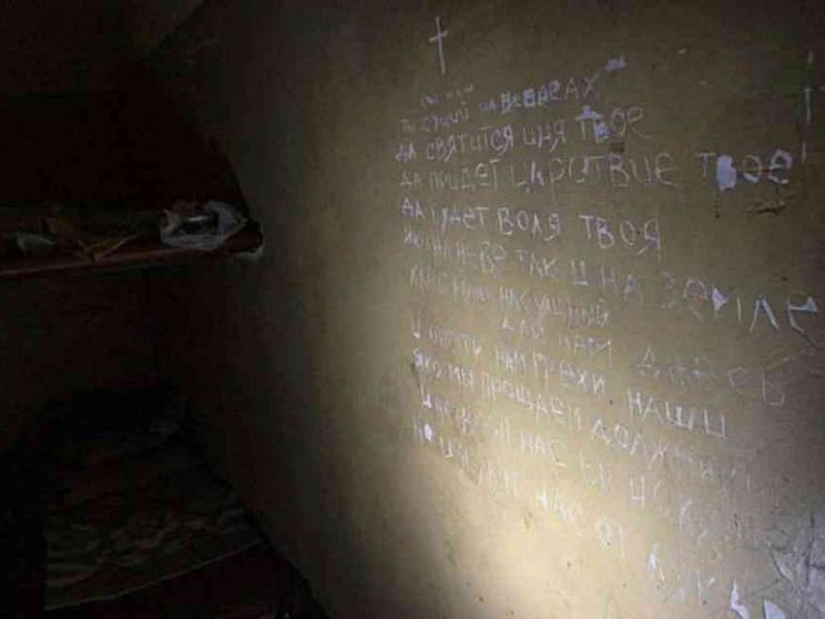 Quel “Padre nostro” sul muro della stanza della tortura: la preghiera nascosta