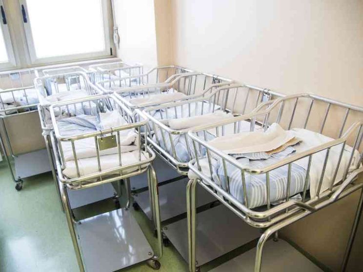 Demografo: «Culle vuote? Tassiamo chi non vuole avere figli»