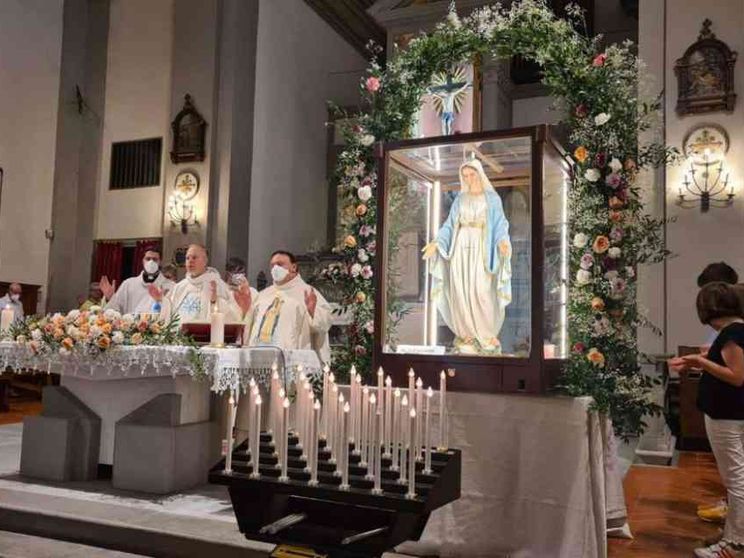 La statua della Vergine della Medaglia miracolosa pellegrina in tutta Italia