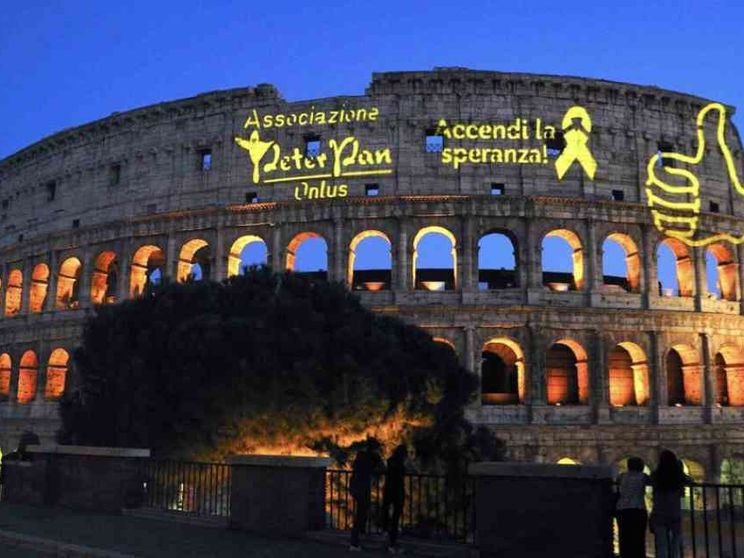 Il Colosseo illuminato da un Nastro d'Oro per i bimbi con un tumore