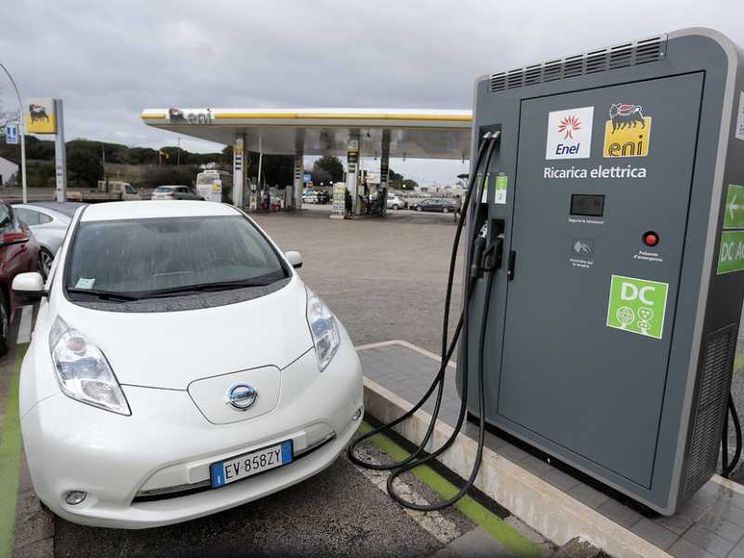 Mobilità elettrica, un affare d'oro. Ma l'Europa corre e l'Italia frena