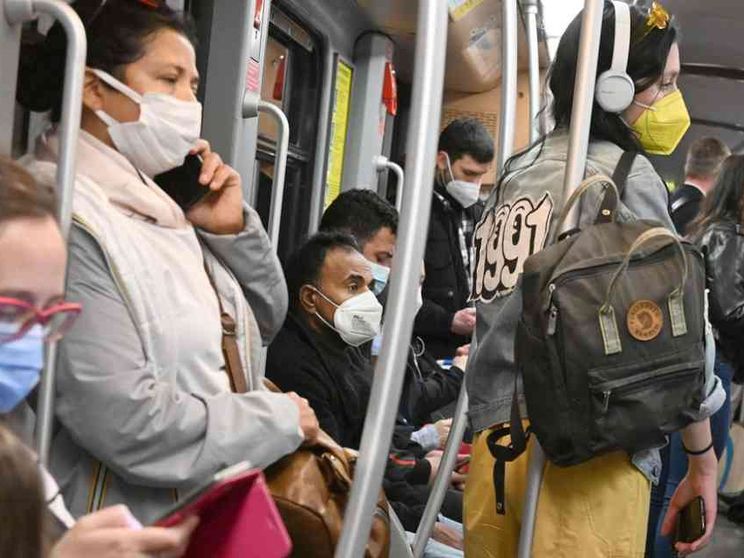 Via le mascherine sui bus, ma restano nelle strutture sanitarie. Salgono i casi