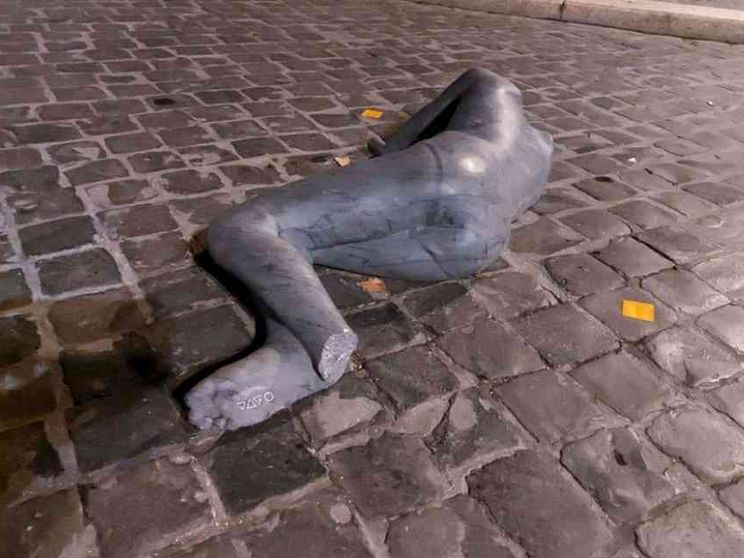 Nuovo sfregio alla statua del profugo a Castel S.Angelo: spezzato anche un piede