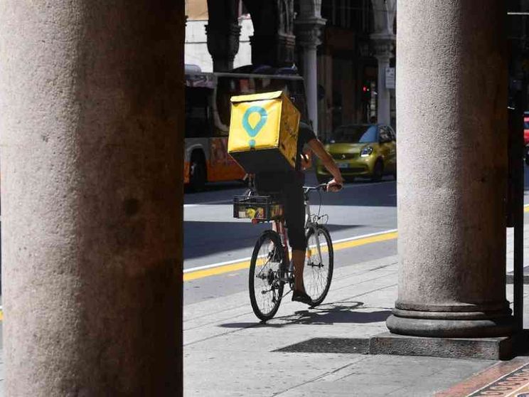 «Licenziato dopo la morte». Firenze si ferma per il rider