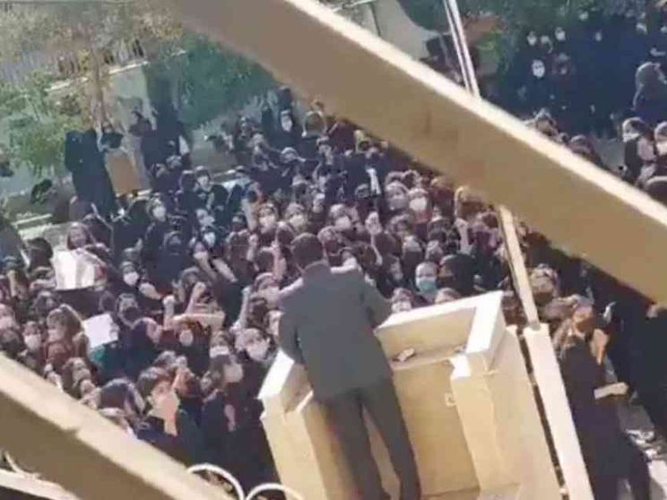 In Iran 154 morti, 9 sono minori. Arrestate "squadre di rivoltosi" armati