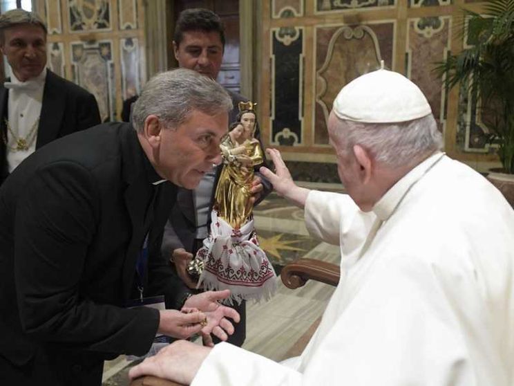 Papa Francesco: non si diventa santi con il muso lungo