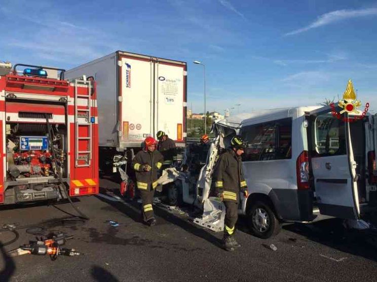 Pulmino con disabili a bordo tampona un camion, 6 morti