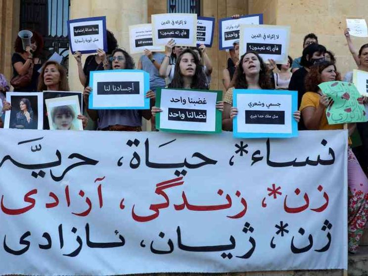 L'Iran mostra in tv due «spie francesi». Parigi: una pagliacciata