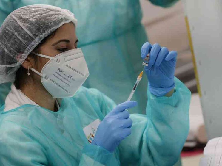 Infezioni e malattie gravi in crescita. "Vivere con il Covid" può costar caro