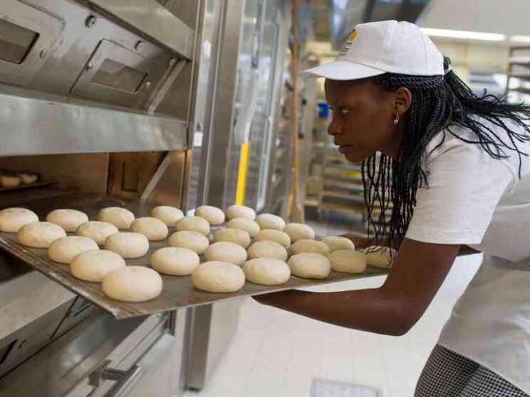 Stranieri, più permessi di soggiorno e cittadinanze: cresce l'integrazione