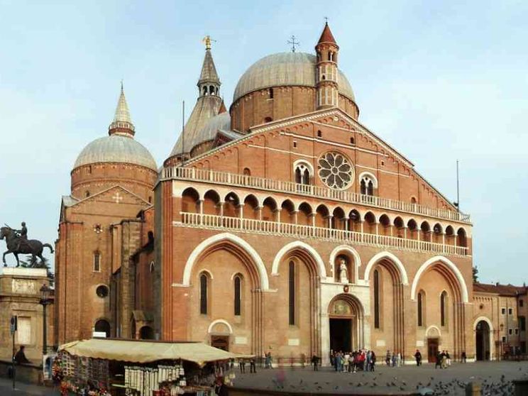 Pellegrini sulle orme di sant'Antonio: 1.800 chilometri a piedi