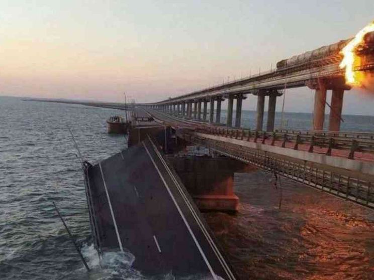 Crimea, in fiamme il ponte di Kerch. Kiev: "È solo l'inizio"