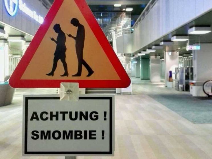 Smombie: gli “zombie con lo smartphone” entrano nella Treccani