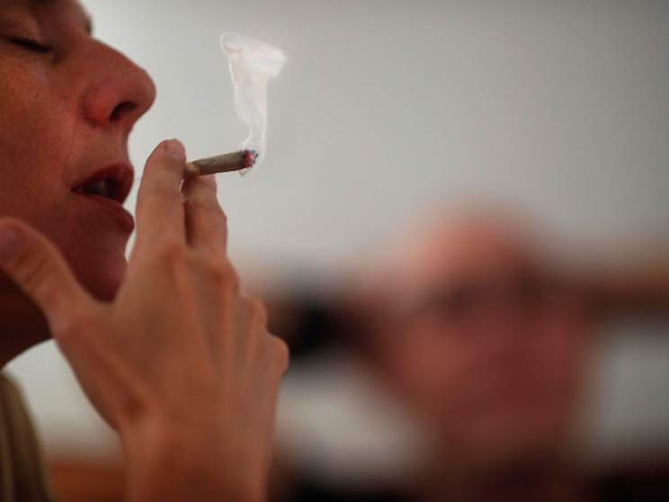 «Se vostro figlio "si fa le canne" serve dialogo, non punizioni»