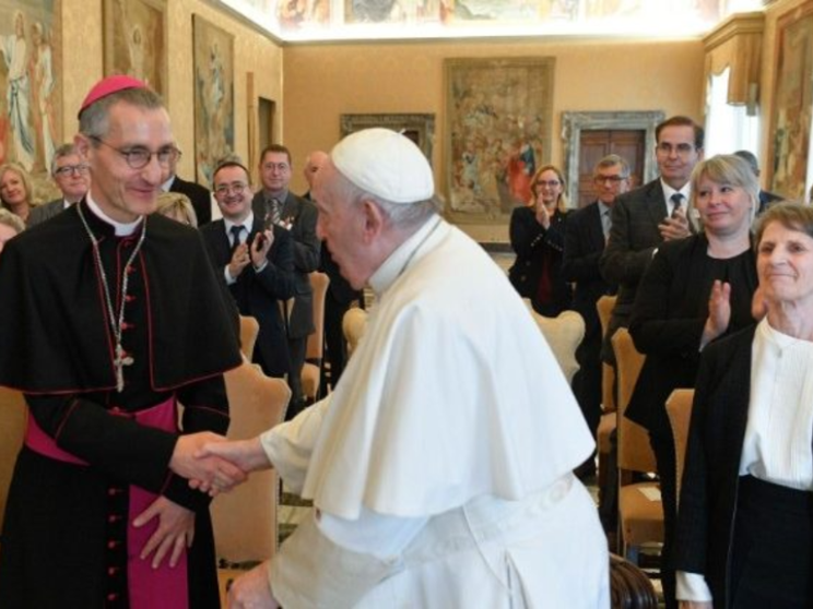 Il Papa: ai malati terminali offrire cura e sollievo, non la morte