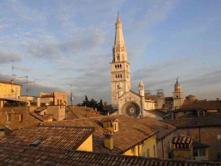 Modena, due sacerdoti sollevati dalla guida della parrocchia
