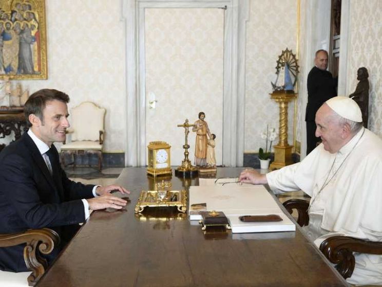 Macron da Francesco per quasi un'ora, al centro la crisi umanitaria in Ucraina