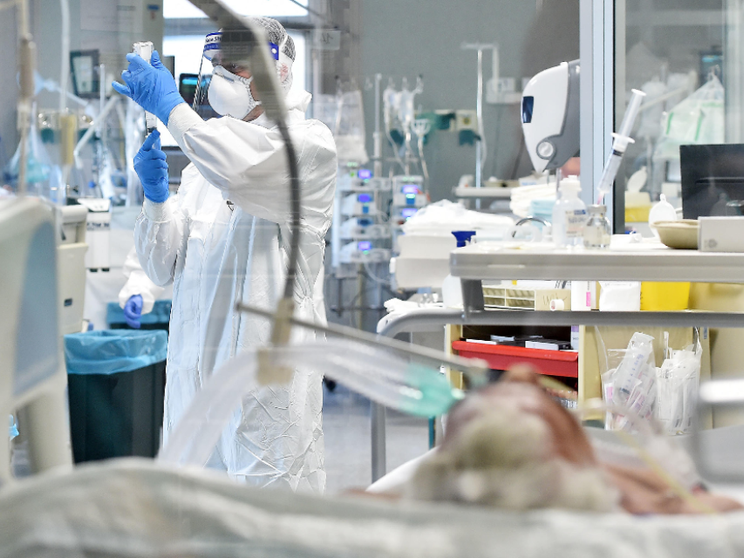 Il ministro: bollettino settimanale e reintegro dei sanitari non vaccinati