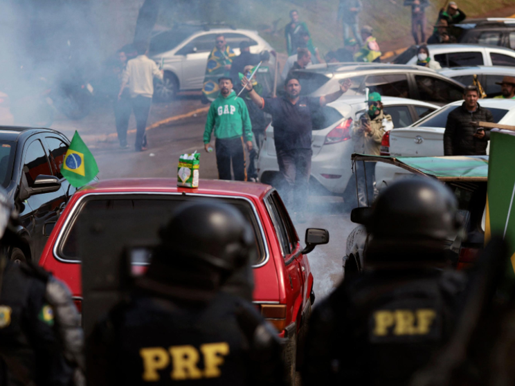 Bolsonaro parla ma non si fa da parte. I giudici: rimuovete i blocchi stradali