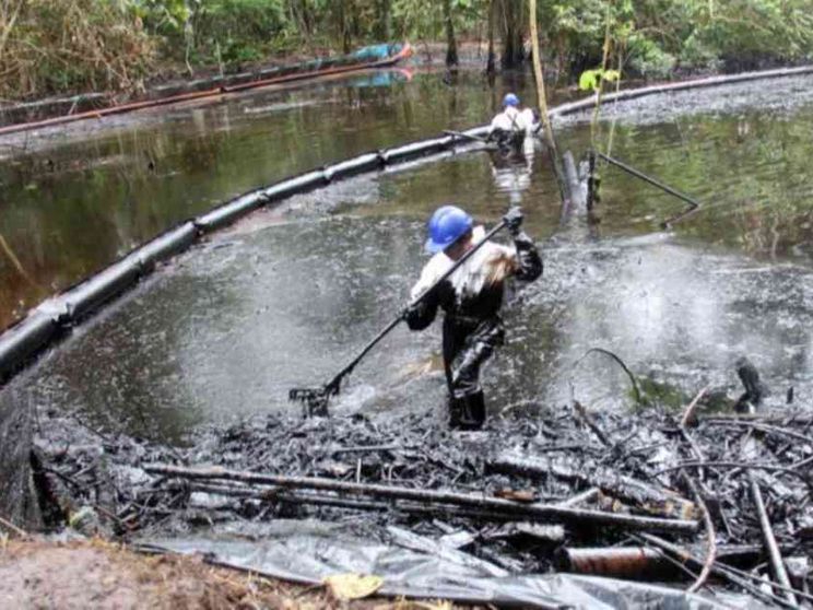 150 turisti "ostaggio" degli indios per denunciare «la morte del fiume»