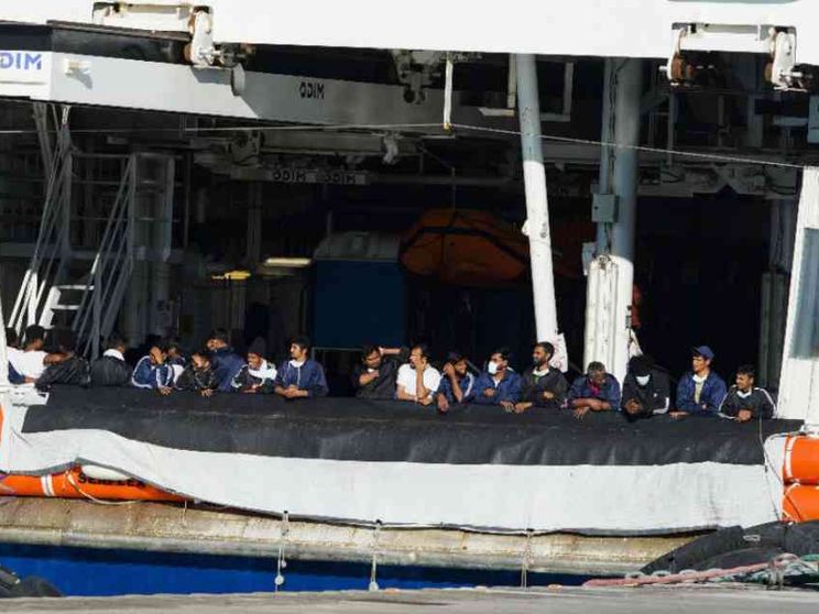 A Catania centinaia di naufraghi in attesa sulle navi. Tre si buttano in mare