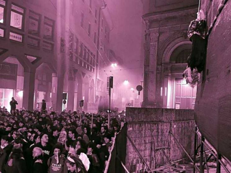 Corteo con il manichino di Giorgia Meloni a testa in giù. Condanna bipartisan