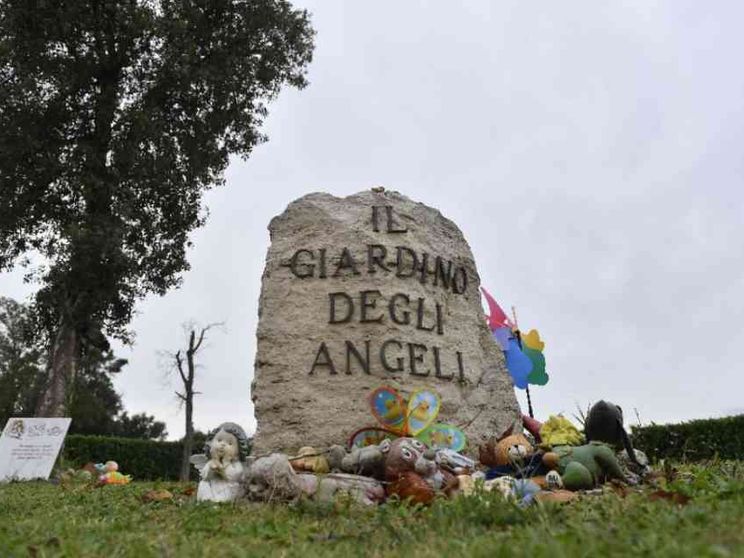 Sepoltura feti abortiti. Il nome o il numero: chi siamo, davvero?