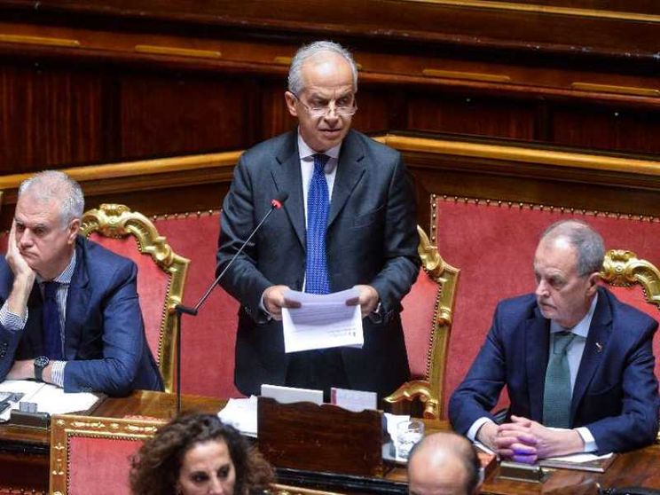 Piantedosi in Parlamento: non si entra illegalmente, corridoi per i fragili