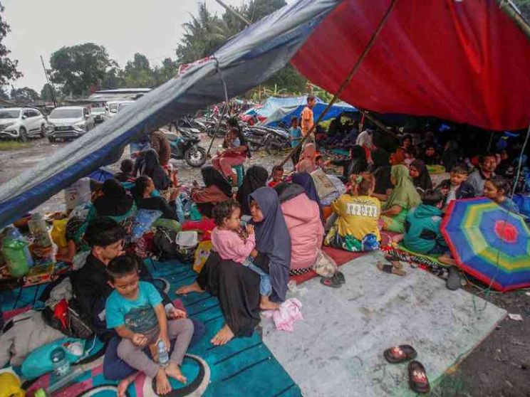 Terremoto a Giava: crollate 4 scuole, molti bambini fra le 268 vittime