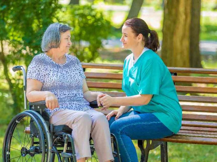 Lombardia, via libera alla legge a sostegno dei caregiver familiari