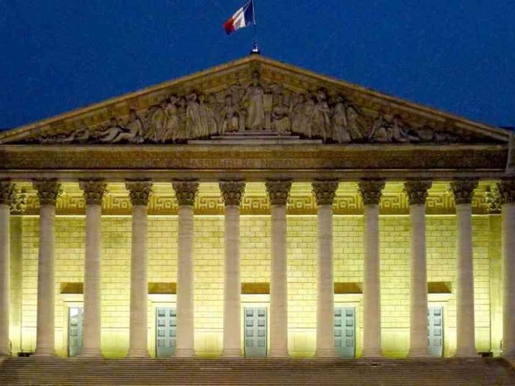 «Diritto di aborto in Costituzione», l'Assemblea francese vota sì
