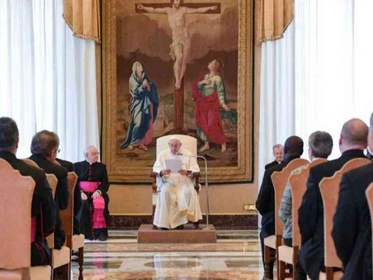 Il Papa ai teologi: andate oltre, la Tradizione non è “indietrismo”