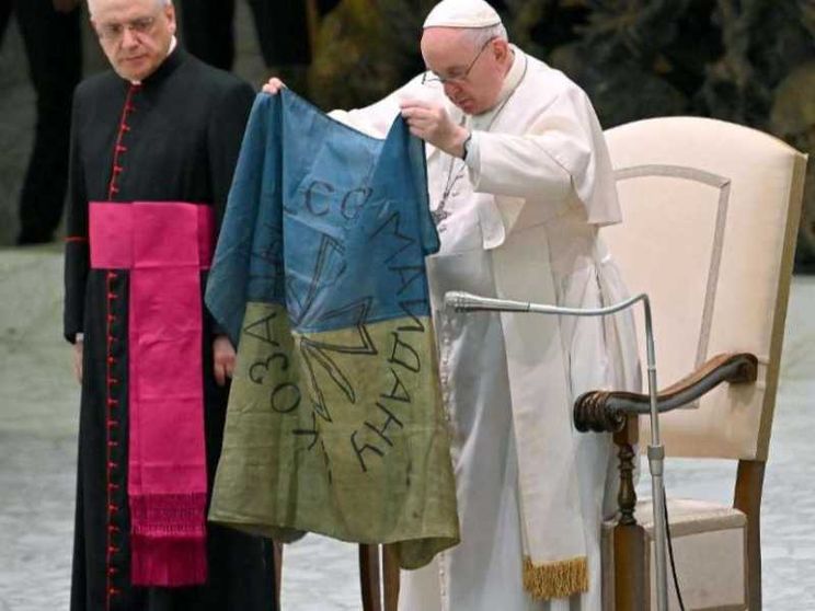Il Papa agli ucraini: il vostro dolore è il mio. «Sono ammirato»