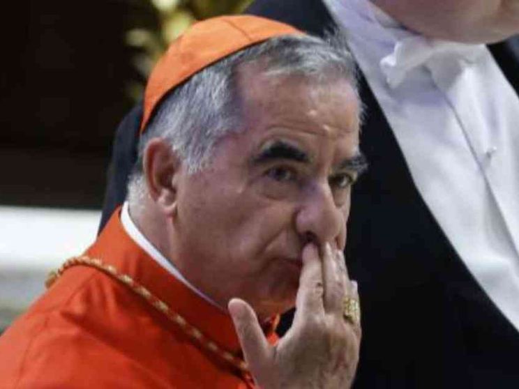 Becciu, nuova inchiesta in Vaticano. Il cardinale registrò il Papa al telefono