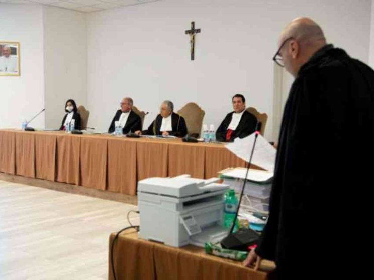 Becciu, quei messaggi ai parenti. Da Perlasca accuse e «non ricordo»