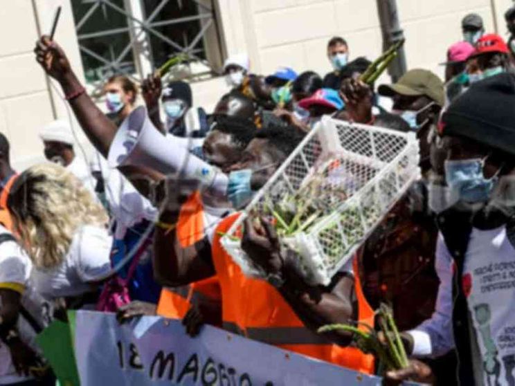 Caporalato: salite a 230mila le vittime dello sfruttamento