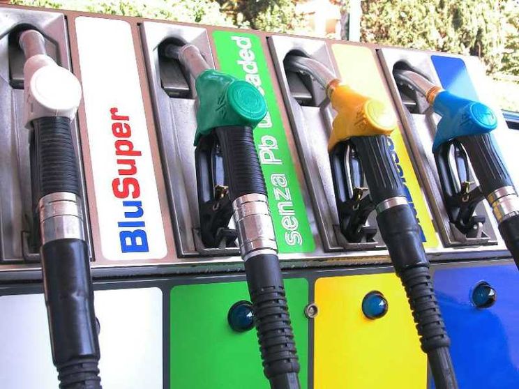 Dall'1 dicembre il prezzo di benzina e gasolio sale di 12,2 centesimi al litro