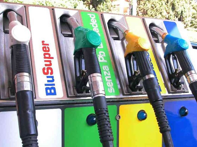 Dall'1 dicembre il prezzo di benzina e gasolio sale di 12,2 centesimi al litro