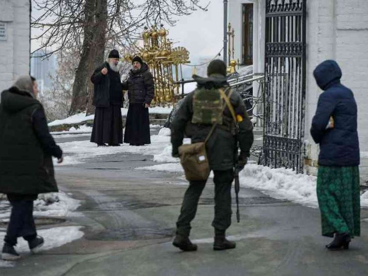 Stop alla Chiesa ortodossa russa. Indagini su preti e vescovi «sospetti»