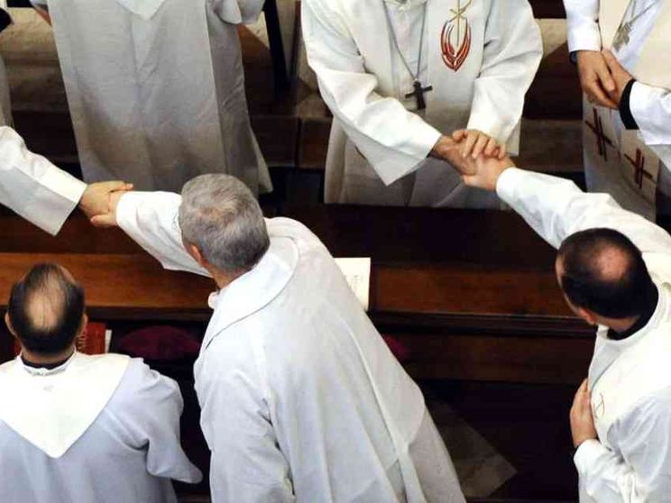 Le misure della Cei: sì alle acquasantiere e al segno della pace