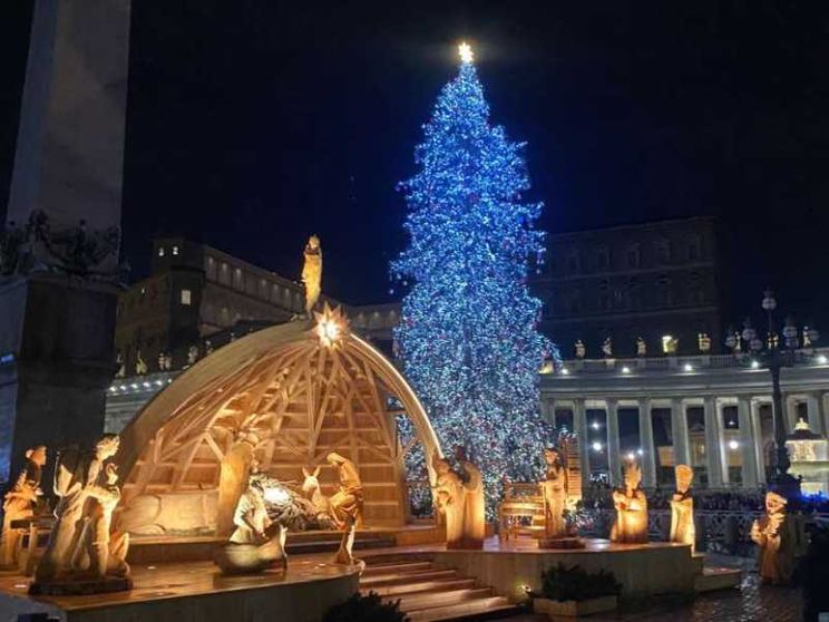 Il Papa: incontriamo Gesù nel presepe per farci stupire dalla sua piccolezza