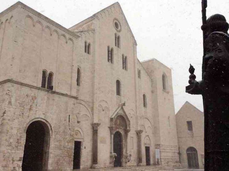 La Chiesa italiana prega per la pace sulla tomba di san Nicola a Bari