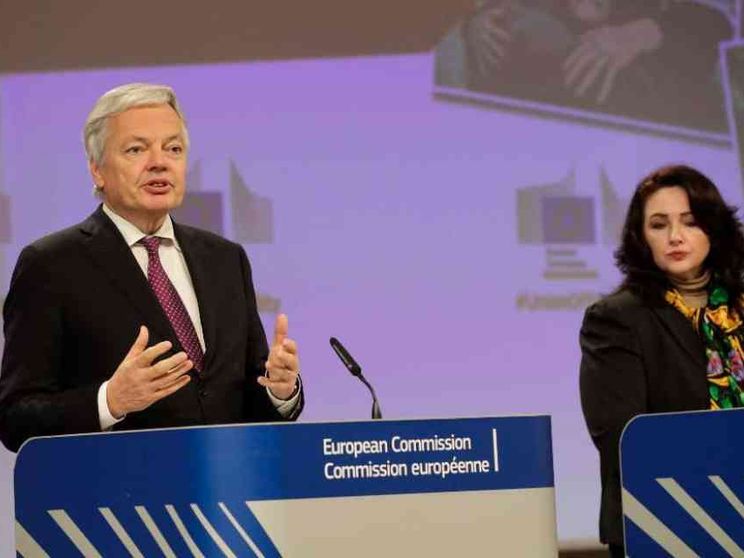 «I genitori gay vanno riconosciuti», l’Ue scavalca il diritto degli Stati