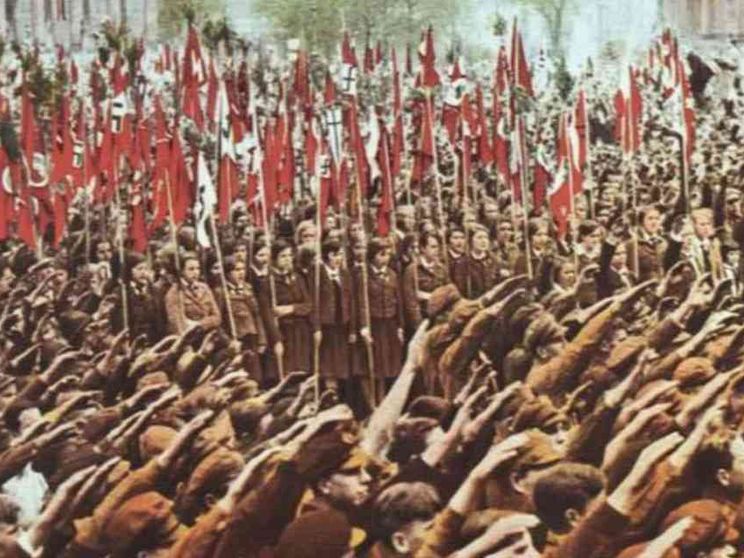 D'Harcourt e i giovani contesi da svastica e croce