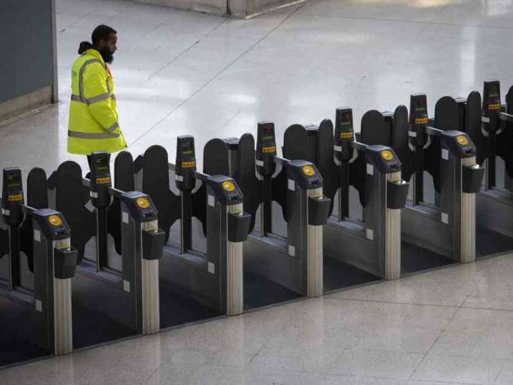 Per contrastare gli scioperi selvaggi Sunak ora «arruola» i militari