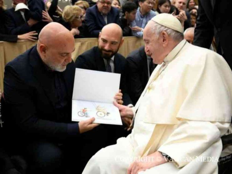 Un dono di compleanno anticipato dallo street artist Maupal a papa Francesco