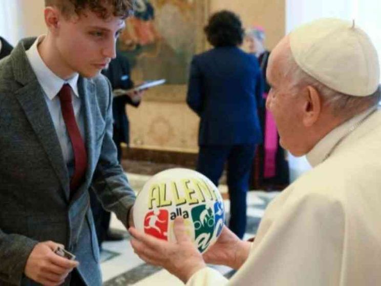 Il Papa all'Acr: guardiamo gli altri, non lo schermo del telefonino